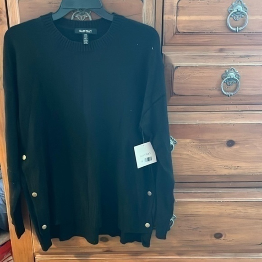 Ellen Tracy Women’s Black Crew Neck Sweater With Button Detail Size Medium NWT